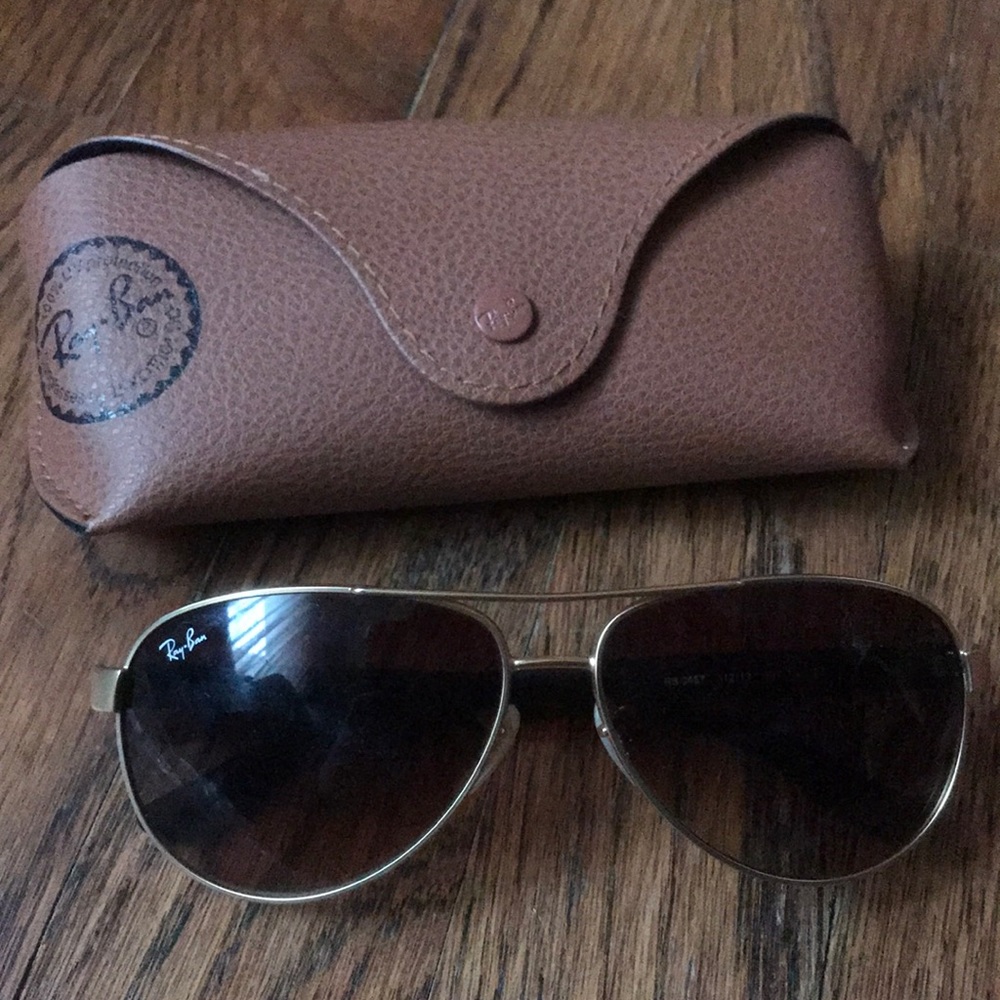 Cute brown ray-bans!